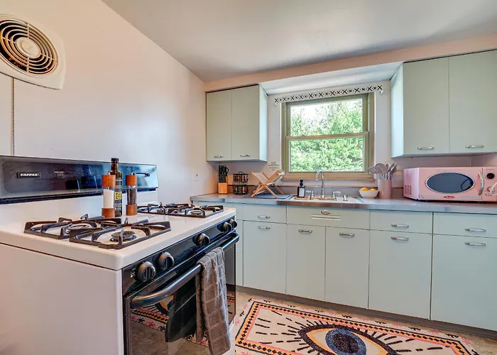 Apartment Cozy Vacation ~ 2 Mi To Downtown *